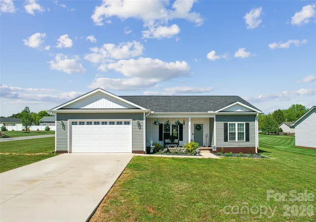 Photo 1 of Single family home for sale at 105 E Dundee Ct, Statesville, NC 28625 | MLS# 4368291 | Listing updated on 2026-10-02