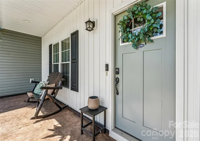 Photo 2 of Single family home for sale at 105 E Dundee Ct, Statesville, NC 28625 | MLS# 4368291 | Listing updated on 2026-10-02