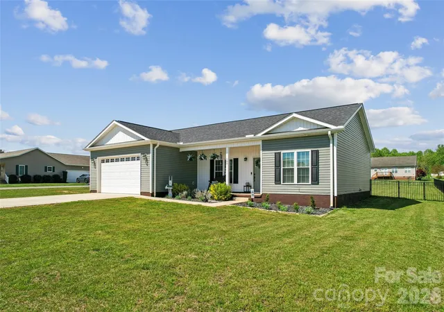 Photo 3 of Single family home for sale at 105 E Dundee Ct, Statesville, NC 28625 | MLS# 4368291 | Listing updated on 2026-10-02