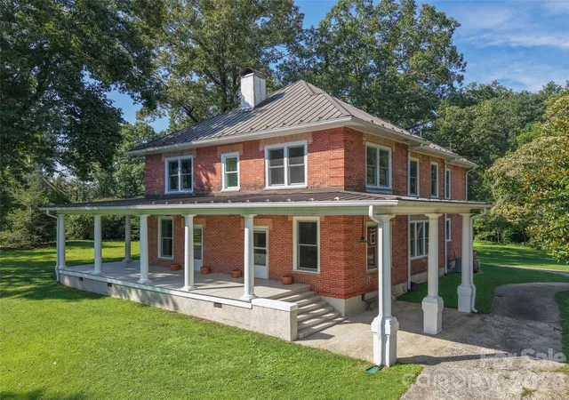 Photo 1 of Single family home for sale at 600 E Main St, Brevard, NC 28712 | MLS# 4368394 | Listing updated on 2026-08-28
