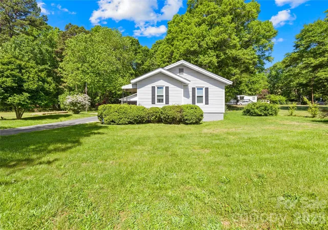 Photo 2 of Single family home for sale at 213 Ledford Dr, Gastonia, NC 28056 | MLS# 4368489 | Listing updated on 2026-09-13