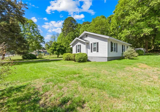Photo 3 of Single family home for sale at 213 Ledford Dr, Gastonia, NC 28056 | MLS# 4368489 | Listing updated on 2026-09-13