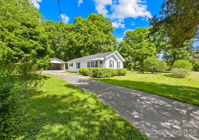 Photo 3 of Single family home for sale at 213 Ledford Dr, Gastonia, NC 28056 | MLS# 4368489 | Listing updated on 2026-09-13