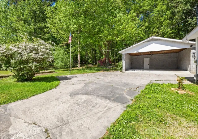 Photo 4 of Single family home for sale at 213 Ledford Dr, Gastonia, NC 28056 | MLS# 4368489 | Listing updated on 2026-09-13