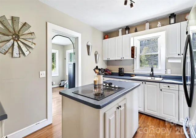 Photo 1 of Single family home for sale at 1511 White Oak Rd, Bakersville, NC 28705 | MLS# 4368563 | Listing updated on 2026-08-07