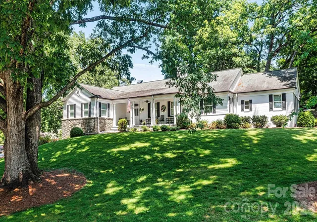 Photo 2 of Single family home for sale at 842 North Ctr St, Hickory, NC 28601 | MLS# 4368578 | Listing updated on 2026-10-25