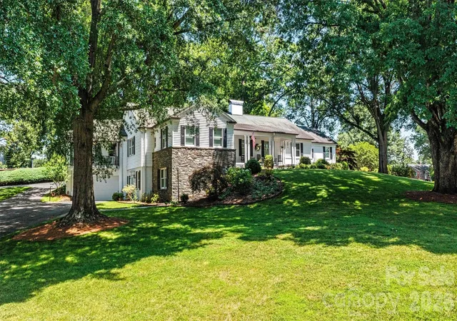 Photo 1 of Single family home for sale at 842 North Ctr St, Hickory, NC 28601 | MLS# 4368578 | Listing updated on 2026-10-25