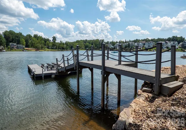 Photo 3 of Single family home for sale at 122 Sisters Cvs Ct, Mooresville, NC 28117 | MLS# 4368583 | Listing updated on 2026-10-06