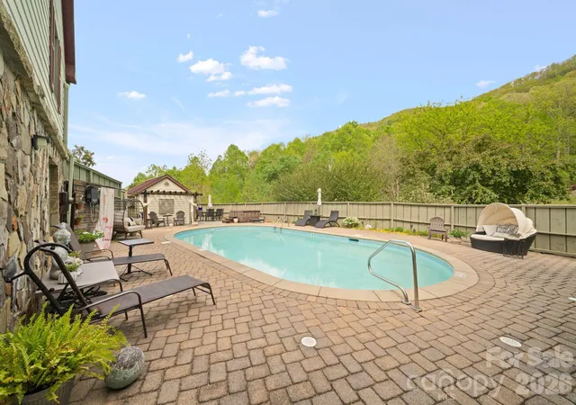 Photo 4 of Single family home for sale at 25 View Ridge Pkwy, Leicester, NC 28748 | MLS# 4368592 | Listing updated on 2026-08-31