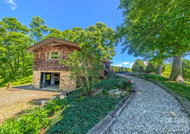 5th image of 572 Pleasant Valley Rd, Burnsville, NC 28714 | MLS# 4368614