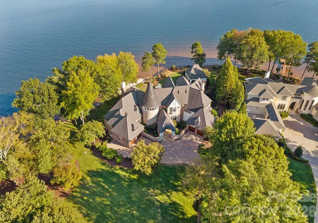 Photo 3 of Mansion for sale at 109 Conway Ct, Mooresville, NC 28117 | MLS# 4368981 | Listing updated on 2026-10-06