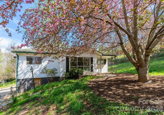 2nd image of 135 Sardis Dr, Asheville, NC 28806 | MLS# 4368987