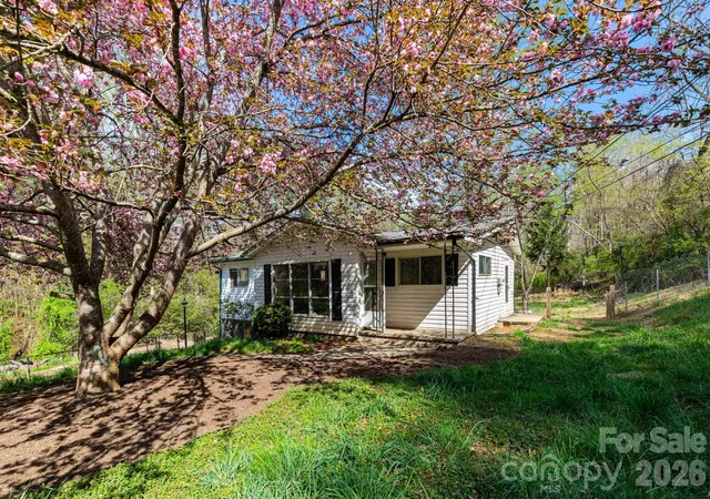 3rd image of 135 Sardis Dr, Asheville, NC 28806 | MLS# 4368987