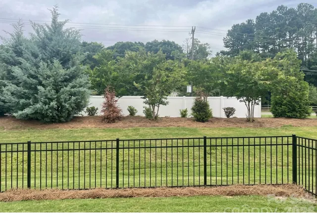 image of 10420 Superb Ln, Charlotte, NC 28215 | MLS# 4369262
