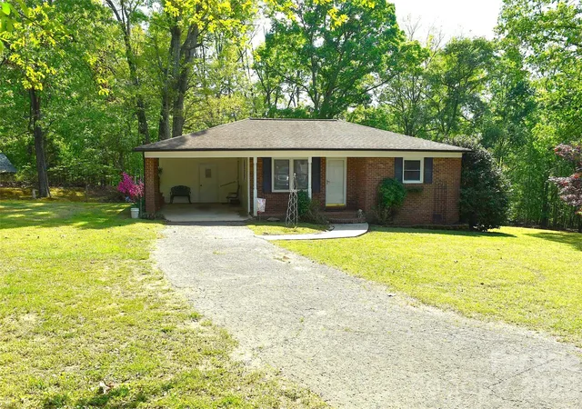 Homes for sale in Lincolnton, NC | 217 Redwood Ln, Lincolnton, NC 28092 | MLS# 4369322