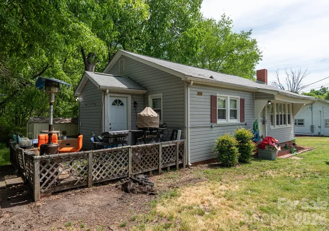Photo 3 of Single family home for sale at 33 Central Hts Dr, Concord, NC 28025 | MLS# 4369594 | Listing updated on 2026-04-17