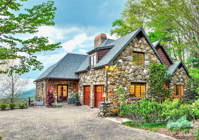 1st image of 8 Timber Wolf Ct, Asheville, NC 28804 | MLS# 4369628