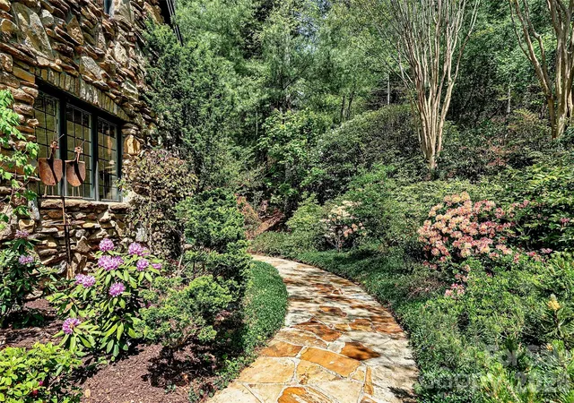 5th image of 8 Timber Wolf Ct, Asheville, NC 28804 | MLS# 4369628