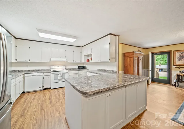 Photo 3 of Single family home for sale at 3510 Flint Dr, Statesville, NC 28677 | MLS# 4370071 | Listing updated on 2026-06-29