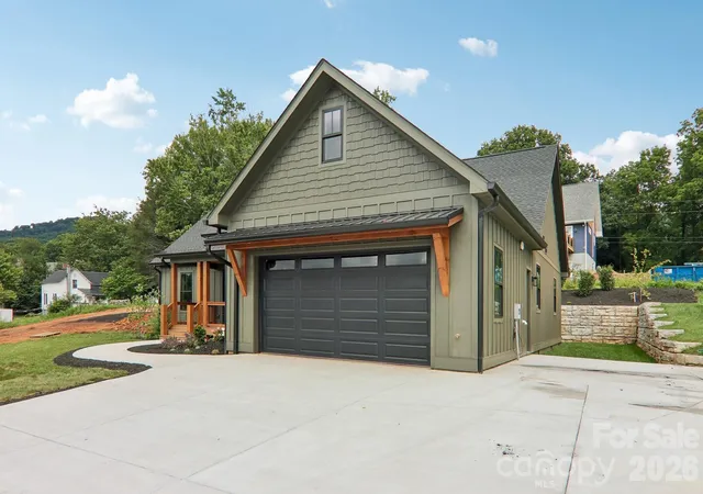 Photo 2 of Single family home for sale at 32 S View Dr, Burnsville, NC 28714 | MLS# 4370199 | Listing updated on 2026-09-02
