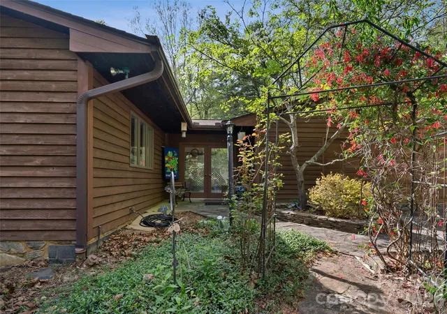 Photo 2 of Single family home for sale at 120 Carter Cvs Rd, Asheville, NC 28804 | MLS# 4370241 | Listing updated on 2026-10-08