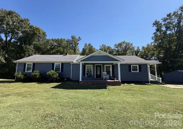 Photo 1 of Single family home for sale at 636 Willis Rd, Dallas, NC 28034 | MLS# 4370289 | Listing updated on 2026-09-28