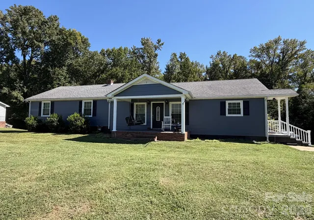 Photo 2 of Single family home for sale at 636 Willis Rd, Dallas, NC 28034 | MLS# 4370289 | Listing updated on 2026-09-28