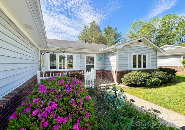 2nd image of 3 Wintry Dr, Hendersonville, NC 28792 | MLS# 4370347