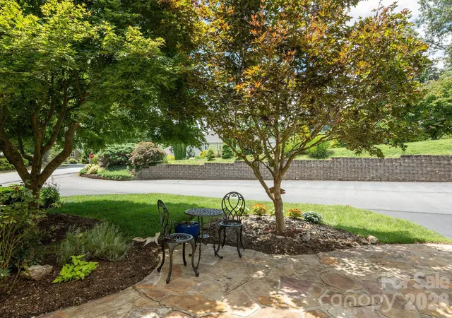 Photo 4 of Townhouse for sale at 20 N Mission Hills Ct, Mills River, NC 28759 | MLS# 4370361 | Listing updated on 2026-10-22