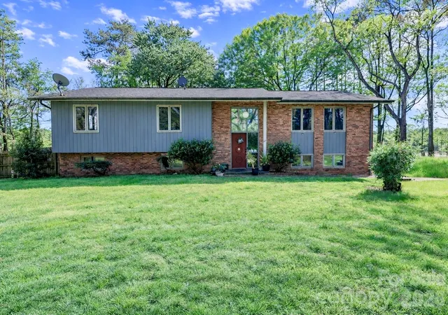 Photo 1 of Single family home for sale at 225 Midway Rd, Statesville, NC 28625 | MLS# 4370423 | Listing updated on 2026-06-18