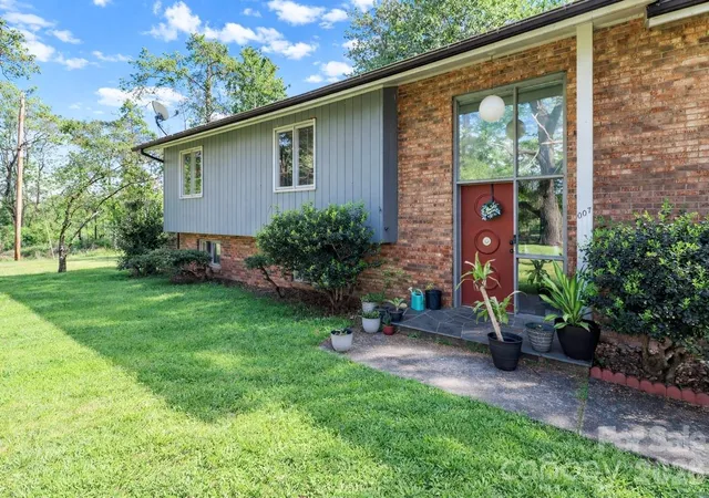 Photo 2 of Single family home for sale at 225 Midway Rd, Statesville, NC 28625 | MLS# 4370423 | Listing updated on 2026-06-18