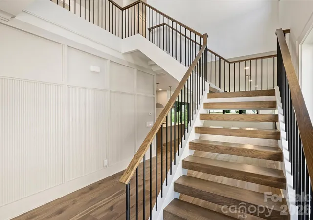 Photo 3 of Single family home for sale at 927 Laurel Crk Ln, Charlotte, NC 28211 | MLS# 4370623 | Listing updated on 2026-10-04