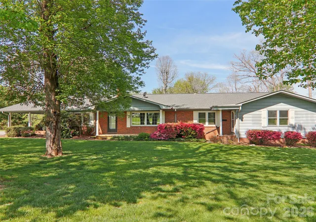 Photo 1 of Single family home for sale at 927 Ladson Rd, Mills River, NC 28759 | MLS# 4370799 | Listing updated on 2026-09-14