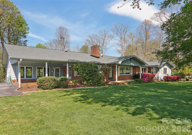 Photo 2 of Single family home for sale at 927 Ladson Rd, Mills River, NC 28759 | MLS# 4370799 | Listing updated on 2026-09-14