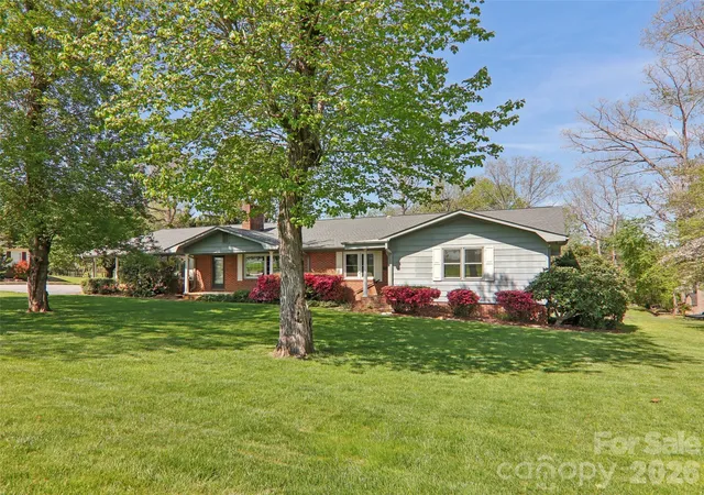 Photo 3 of Single family home for sale at 927 Ladson Rd, Mills River, NC 28759 | MLS# 4370799 | Listing updated on 2026-09-14