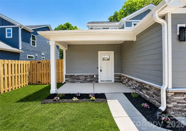 Photo 3 of Single family home for sale at 13214 S Church St, Huntersville, NC 28078 | MLS# 4370875 | Listing updated on 2026-09-24