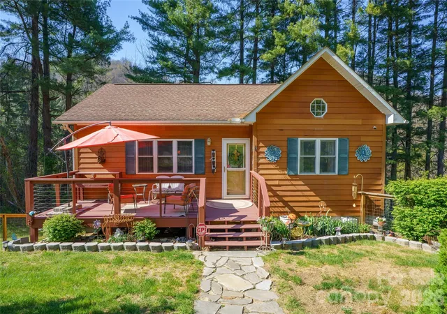 Photo 1 of Single family home for sale at 40 Whipoorwill Way, Waynesville, NC 28786 | MLS# 4370963 | Listing updated on 2026-10-12