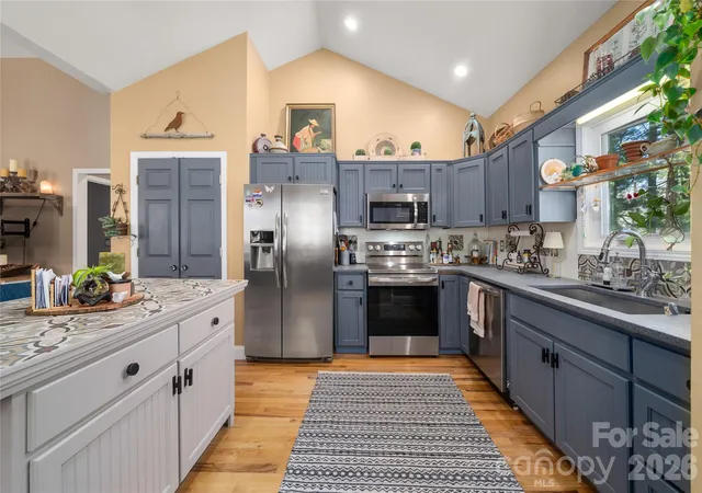 Photo 4 of Single family home for sale at 40 Whipoorwill Way, Waynesville, NC 28786 | MLS# 4370963 | Listing updated on 2026-10-12