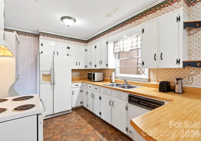 Photo 4 of Single family home for sale at 106 Chapel St, Spruce Pine, NC 28777 | MLS# 4370999 | Listing updated on 2026-08-04