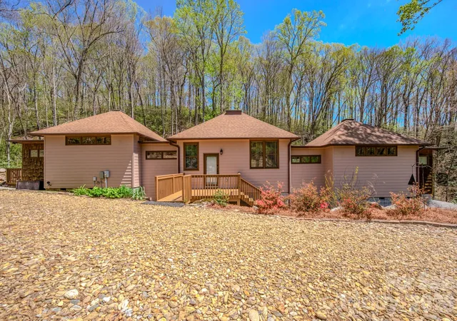 Homes for sale in Bakersville, NC | 426 Cook Town Rd, Bakersville, NC 28705 | MLS# 4371118
