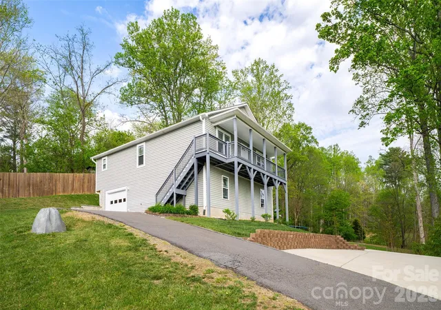Photo 3 of Single family home for sale at 16 Danielbrooke Dr, Asheville, NC 28806 | MLS# 4371229 | Listing updated on 2026-08-14