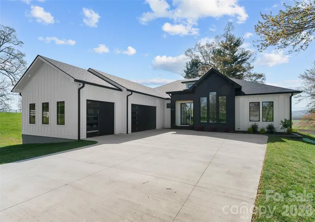 Photo 2 of Single family home for sale at 503 Nesbitt Dr, Mills River, NC 28759 | MLS# 4371365 | Listing updated on 2026-09-19