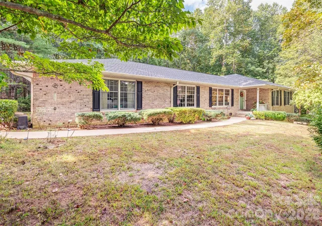 Homes for sale in Flat Rock, NC | 3 Sunningdale Dr, Flat Rock, NC 28731 | MLS# 4371560