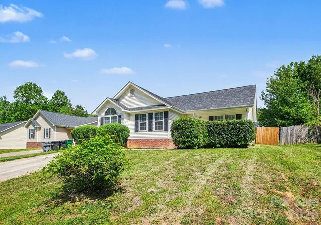 3rd image of 3744 Capps Hill Dr, Charlotte, NC 28216 | MLS# 4371756
