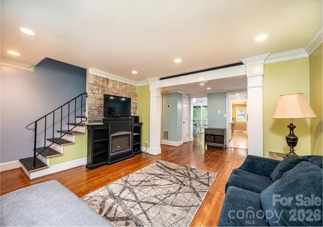 3rd image of 826 6Th St Nw, Hickory, NC 28601
