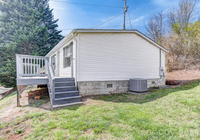 Photo 2 of Single family home for sale at 10 Lands End Dr, Candler, NC 28715 | MLS# 4371893 | Listing updated on 2026-10-01