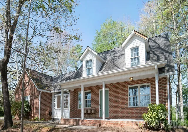 Homes for sale in Lenoir, NC | 1421 Windsor St Ne, Lenoir, NC 28645 | MLS# 4372001