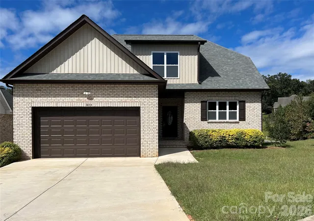 Photo 1 of Single family home for sale at 1033 12th Avenue Dr Nw, Hickory, NC 28601 | MLS# 4372272 | Listing updated on 2026-10-01