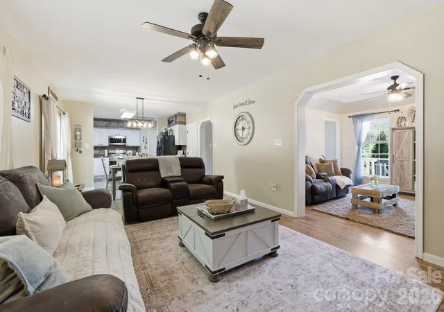 2nd image of 10 Country Rd, Hendersonville, NC 28791 | MLS# 4372517