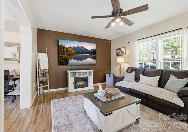 3rd image of 10 Country Rd, Hendersonville, NC 28791 | MLS# 4372517